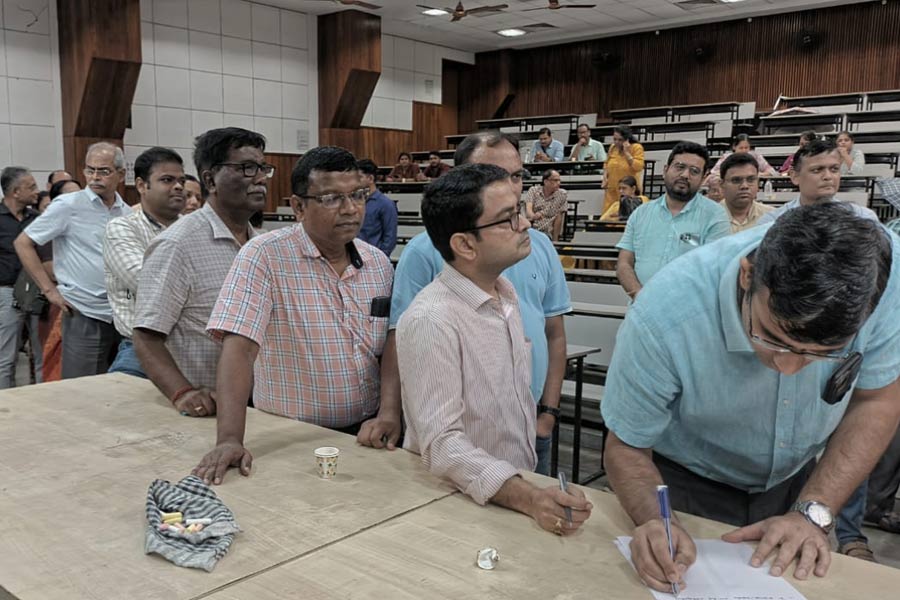 আন্দোলনের সমর্থনে আর জি করে গণইস্তফা ৫০ সিনিয়র চিকিৎসকের!
