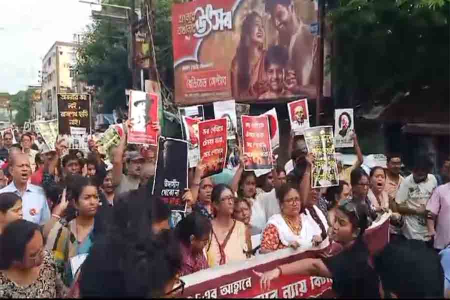 অনশনকারীদের সঙ্গে ফোনে কথা মুখ্যমন্ত্রীর, মমতার উদ্যোগের প্রশংসা নির্যাতিতার বাবা-মার