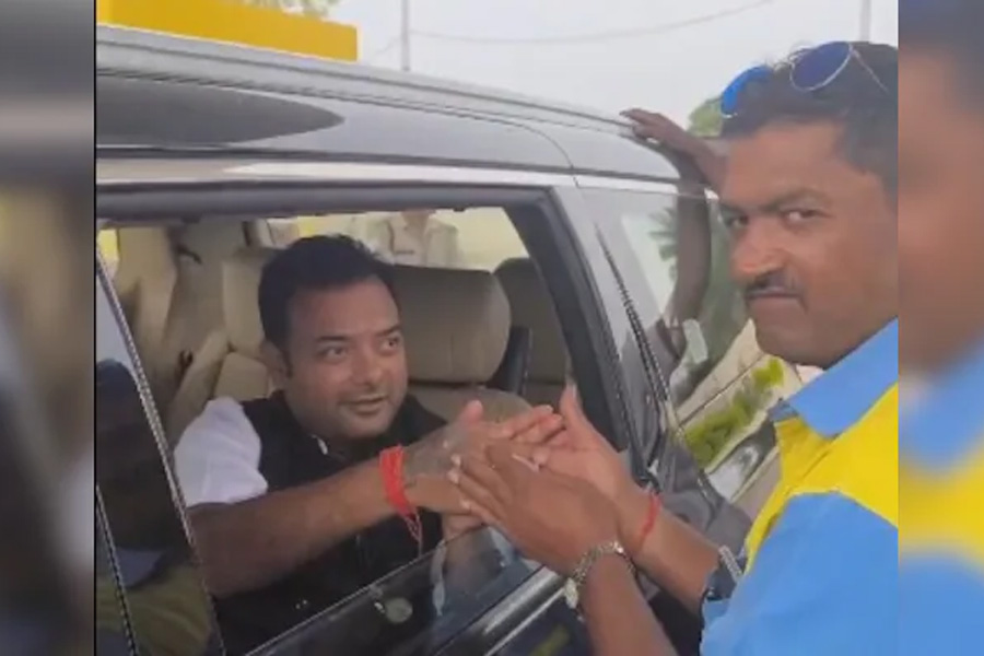 ‘আপনাকে ভোট দিয়েছি, মেয়ে খুঁজে দিন’, বিধায়ককে কাছে পেয়ে চেপে ধরলেন যুবক