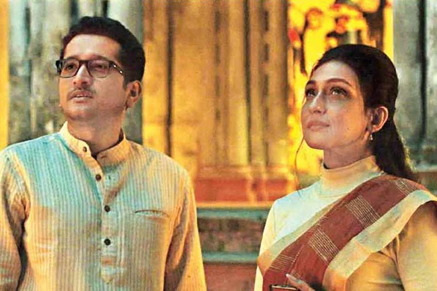 ফের একফ্রেমে পরমব্রত-ঋতুপর্ণা! ছবি পোস্ট হতেই টলিউডে জোর গুঞ্জন