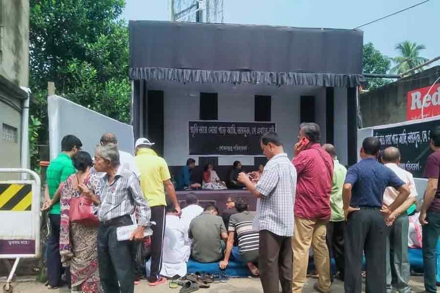 বন্ধ বাড়ির পুজো, মেয়ের সুবিচার চেয়ে ষষ্ঠীর সকাল থেকে ধরনায় অভয়ার বাবা-মা