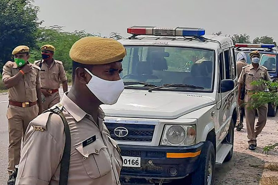 যোগীর পুলিশের লাগাতার হেনস্তা! আত্মহত্যা উত্তরপ্রদেশের সাংবাদিকের