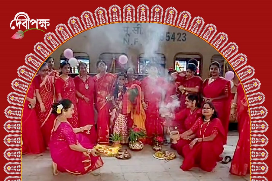 ট্রেনের কামরায় আগমনী সুর! আলিপুরদুয়ার-বামনহাট প্যাসেঞ্জারে অভিনব আয়োজন