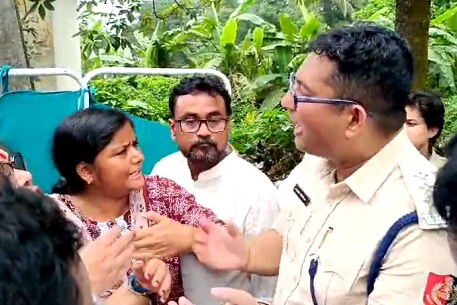 ‘দ্বিতীয় আর জি কর হতে দেব না,’ জয়নগরে গিয়ে হুঁশিয়ারি মীনাক্ষীর