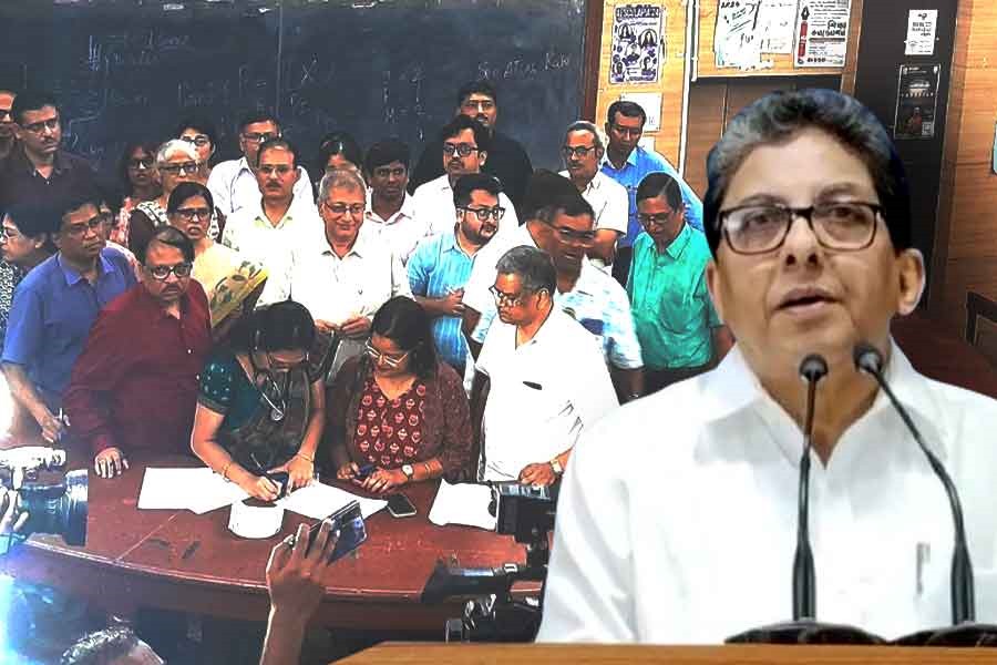 ‘গণইস্তফা গ্রাহ্য নয়, পদত্যাগ ব্যক্তিগত বিষয়,’ চিকিৎসকদের স্পষ্ট বার্তা আলাপনের