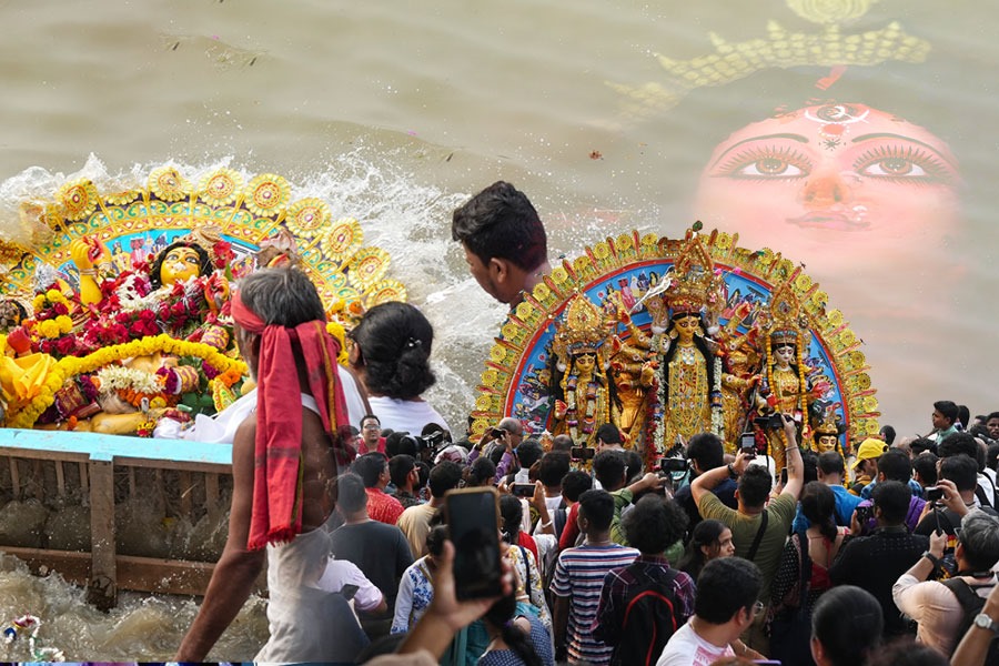 দশমীর সন্ধ্যায় বাবুঘাটে উমার ভিড়, গঙ্গাপথে কৈলাসে পাড়ি দেবী দুর্গার