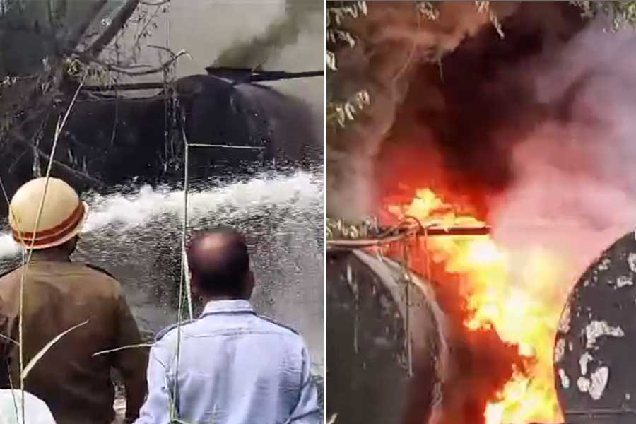 লক্ষ্মীপুজোর সকালে বেলেঘাটায় ভয়াবহ আগুন, দাউ দাউ করে জ্বলছে ট্যাঙ্কার