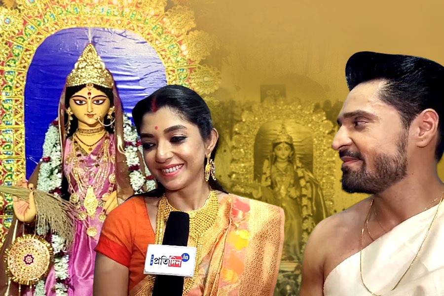 মহানায়কের লক্ষ্মীপুজো, কোজাগরী আরাধনায় গৌরব-দেবলীনা