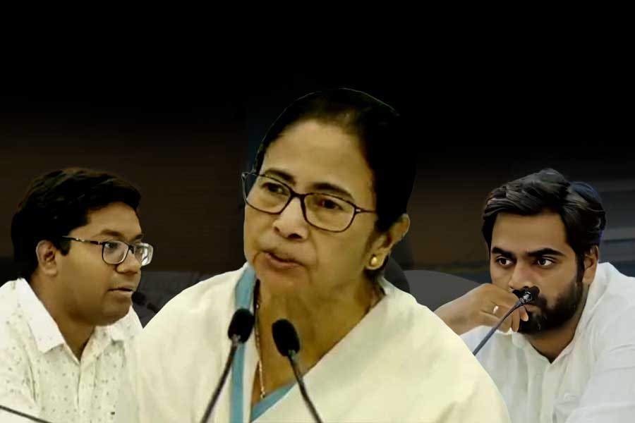 ‘থ্রেট কালচারে’র সঙ্গে যৌন হেনস্তা! বৈঠকে আর জি করের ‘কুকীর্তি’ ফাঁস জুনিয়র ডাক্তারদের