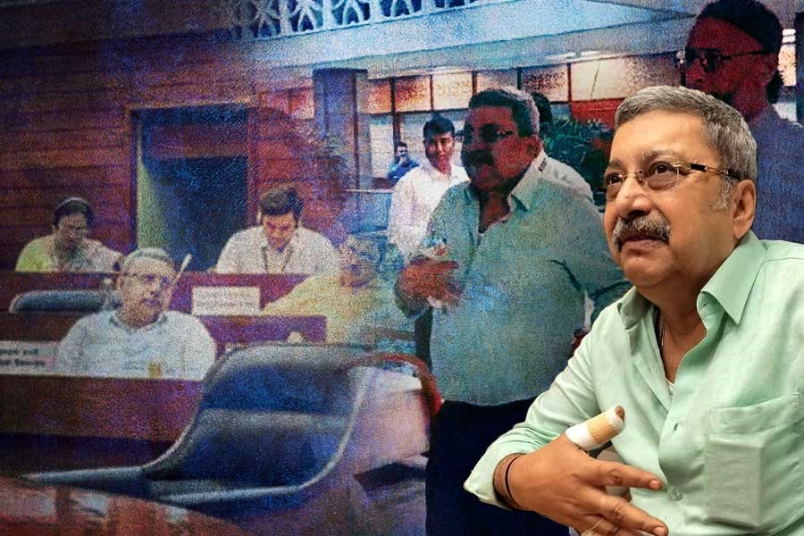 দিল্লিতে রণংদেহি কল্যাণ! সংসদীয় কমিটির বৈঠকে ‘ছুড়লেন’ কাচের বোতল