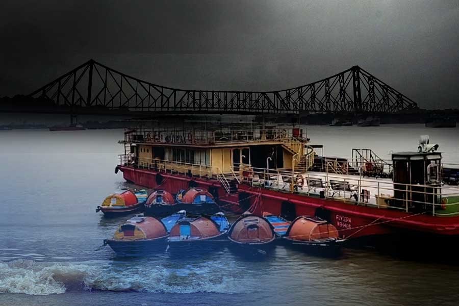বন্ধ ফেরিঘাট, ‘ডানা’র আঁচ এড়াতে স্পিডবোটে নজরদারি গঙ্গায়