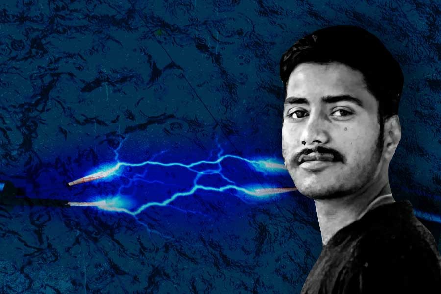 জমা জলে বিদ্যুৎস্পৃষ্ট হয়ে মৃত্যু! ভবানীপুরের ফুটপাতে বেঘোরে প্রাণ হারালেন যুবক