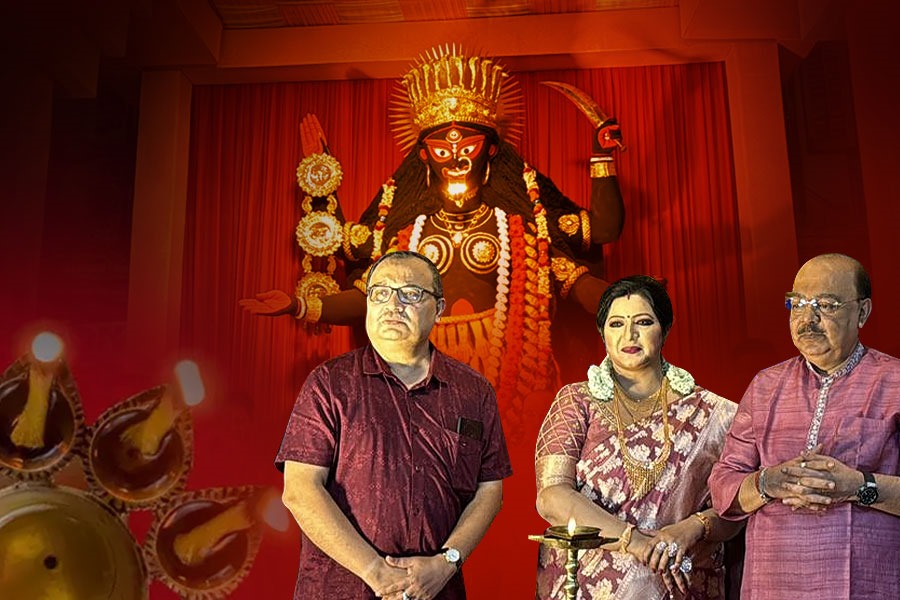 সুকিয়া স্ট্রিটে কালীপুজোর উদ্বোধন, ‘উদ্যোগ’-এর পুজোয় শোভন-বৈশাখী, কুণাল