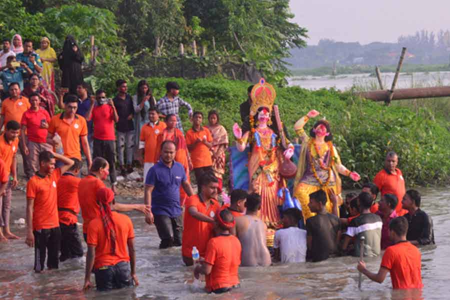 উৎসবের মধ্যেই মর্মান্তিক ঘটনা বাংলাদেশে, দুর্গা প্রতিমা বিসর্জনের সময় প্রাণ গেল ২ কিশোরের