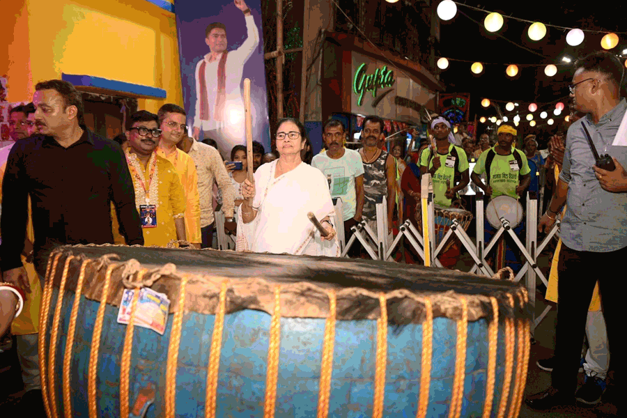 ‘অশান্তি নয়’, কালীপুজোয় ‘হৃদয়’ দূষণ থেকে দূরে থাকার বার্তা মমতার