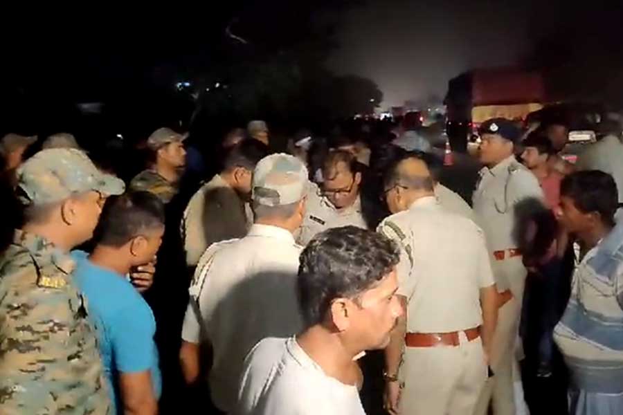 দিঘা যাওয়ার পথে মর্মান্তিক দুর্ঘটনা, সাইকেল-গাছে পর পর ধাক্কা মেরে নয়ানজুলিতে পড়ল গাড়ি, মৃত অন্তত ৪