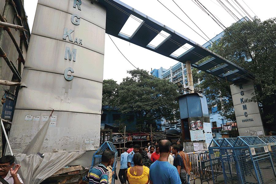 মাঝরাতে কাজে ফিরলেন জুনিয়র ডাক্তাররা, ডেডলাইন পেরলেই আমরণ অনশন