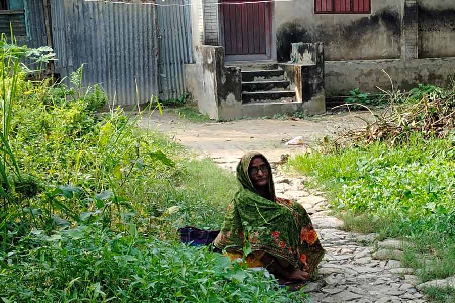 বোনকে সম্পত্তি লিখে দেওয়ায় মাকে মেরে বাড়িছাড়া করল ছেলে!