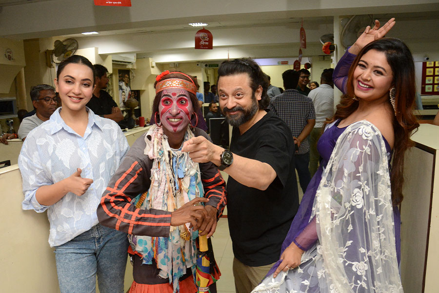 সংবাদ প্রতিদিন-এর দপ্তরে ‘বহুরূপী’ টিম, শিমূল-পলাশের তালে নাচ কৌশানী-শিবপ্রসাদ-ঋতাভরীর