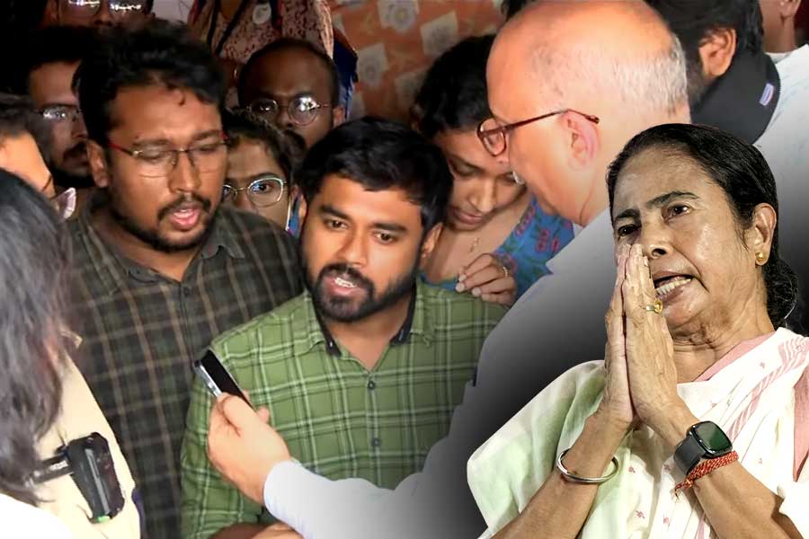 ‘অনশন তুলে নিন, পায়ে পড়ি কাজে ফিরুন’, আন্দোলনকারীদের বার্তা ‘দিদি’র