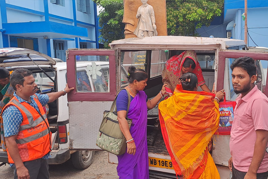 হাসপাতালে বাড়ল বেড, অন্তঃসত্ত্বাদের জন্য বিশেষ বন্দোবস্ত, ‘ডানা’ মোকাবিলায় সতর্ক প্রশাসন