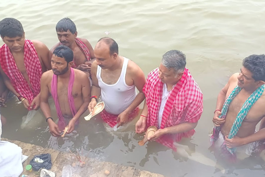 সিউড়ির ময়ূরাক্ষী ঘাটে ‘অভয়া’দের শান্তি কামনায় তর্পণ বিজেপির