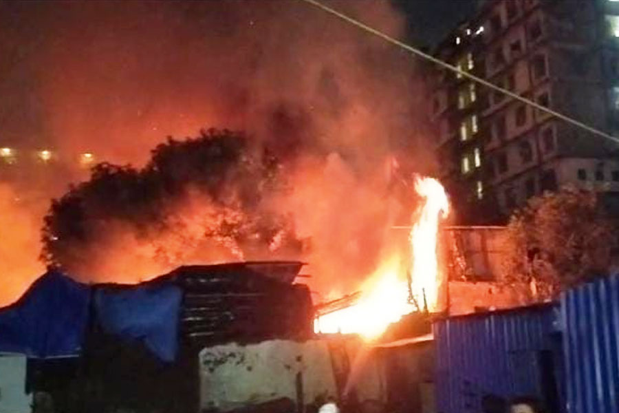 টেরিটি বাজারে বিধ্বংসী আগুন। আলোর বাজারের একাধিক দোকানে আগুন!