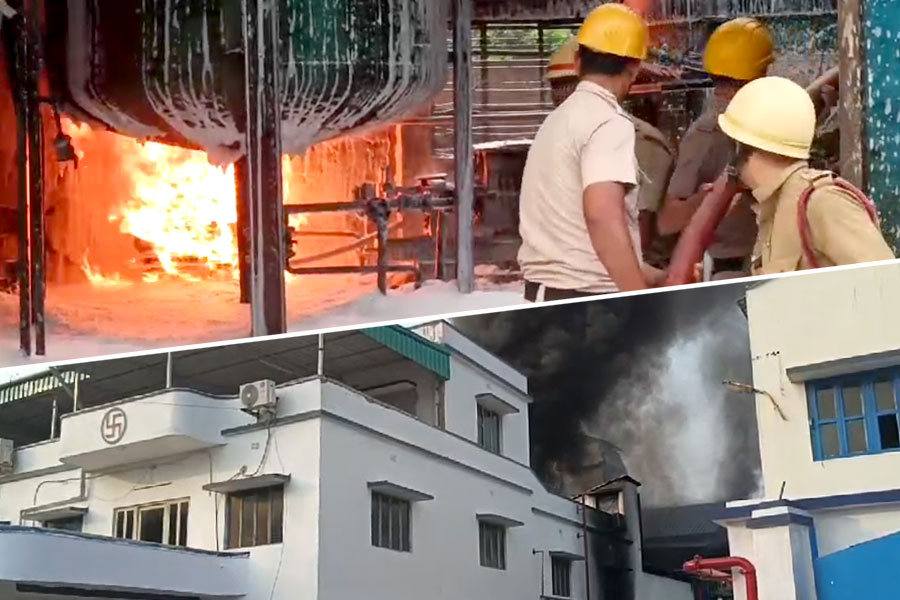 মধ্যমগ্রামে তেল কারখানায় বিধ্বংসী আগুন! ঝলসে মৃত্যু হল শ্রমিকের