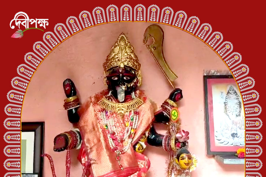 নিমকাঠের তৈরি দক্ষিণাকালী, বামাক্ষ্যাপার হাতে প্রতিষ্ঠা হুগলির তামলিপাড়ার দেবীর