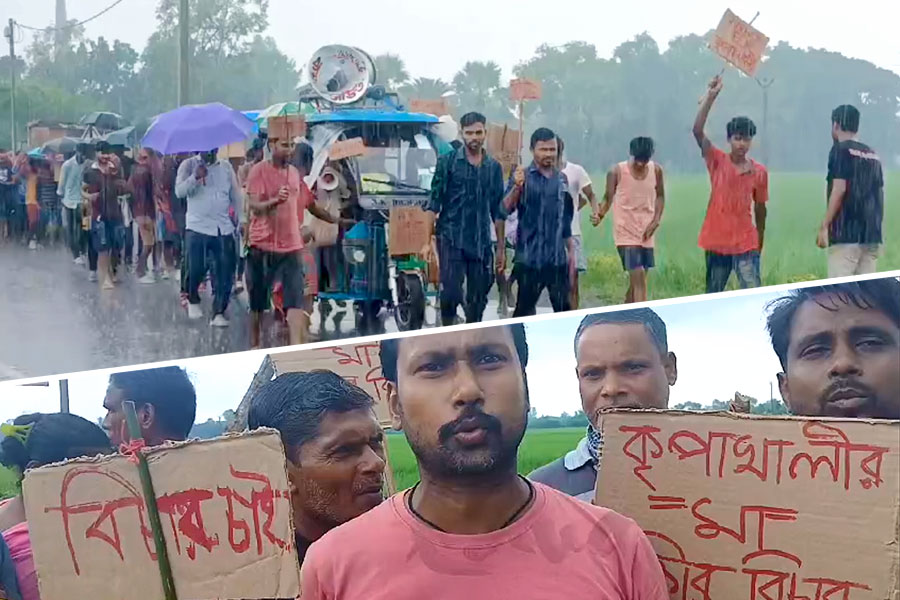 ফুঁসছে জয়নগর! বৃষ্টি মাথায় মিছিল গ্রামবাসীদের
