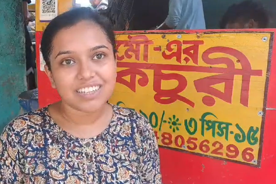 দুর্গার স্বরূপ! অকালে বাবাকে হারিয়ে সংসারের ভার সামলাচ্ছেন হাবরার ‘দশভুজা’ মৌ
