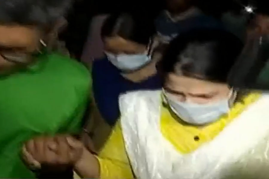 পুলিশি নিরাপত্তায় বেলঘরিয়ার বাড়িতে অর্পিতা, ভেঙে পড়লেন কান্নায়