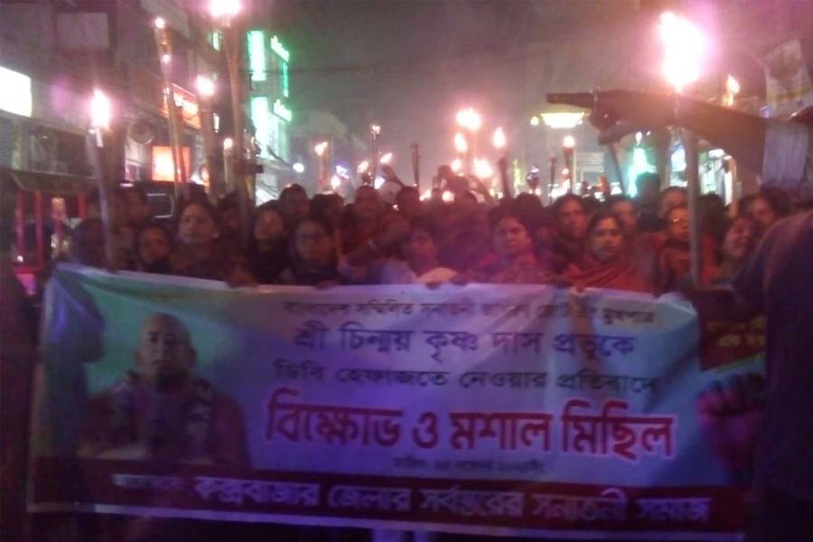 বিচার চাই! বাংলাদেশের পথে গর্জন হাজার হাজার হিন্দুর, চিন্ময় প্রভুর গ্রেপ্তারিতে বারুদে আগুন