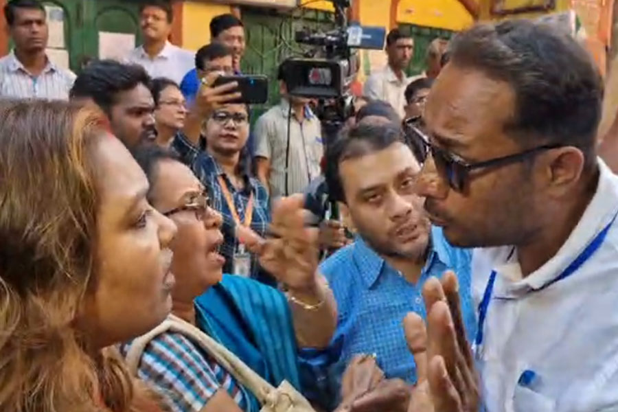 উপনির্বাচনের জন্য বন্ধ বড়মার মন্দিরে পুজো TMC প্রার্থীর, ক্ষোভে ফেটে পড়লেন দর্শনার্থীরা