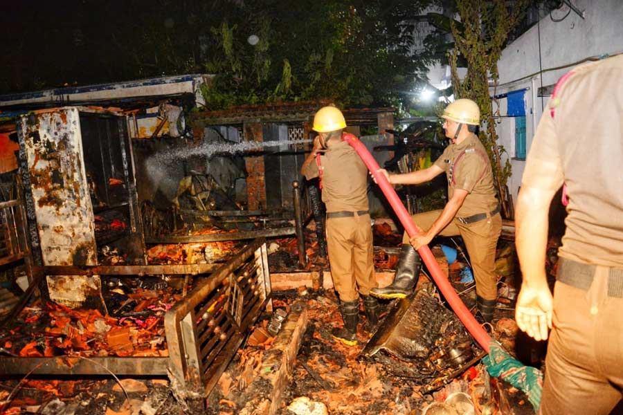 কালিকাপুর বসতিতে বিধ্বংসী আগুন, ঘটনাস্থলে দমকলের পাঁচটি ইঞ্জিন