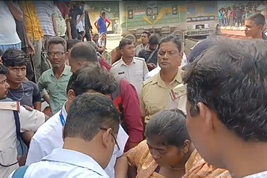 দিনের পর দিন লেট ট্রেন! ক্ষোভে ফুলেশ্বরে অবরোধ নিত্যযাত্রীদের, ব্যাহত পরিষেবা