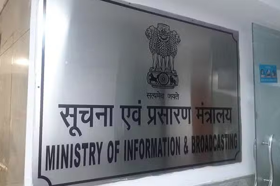 বিশেষ প্রশিক্ষণ না নেওয়া পর্যন্ত মিলবে না বেতন! তথ্য ও সম্প্রচার মন্ত্রকের কর্মীদের জানাল কেন্দ্র