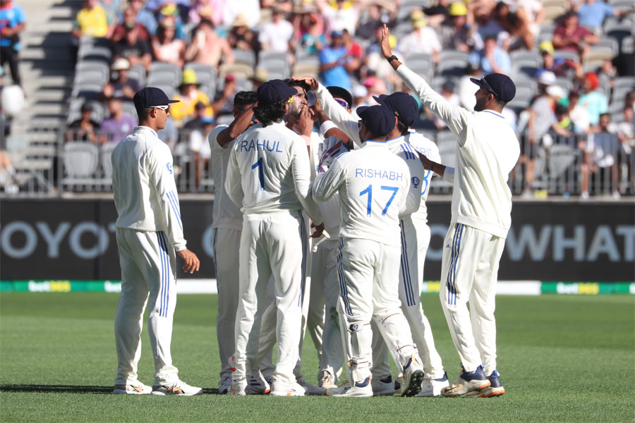 বুমরাহ-সিরাজদের পালটা মার, দিনের শেষে ৭ উইকেট হারিয়ে ধুঁকছে অস্ট্রেলিয়া