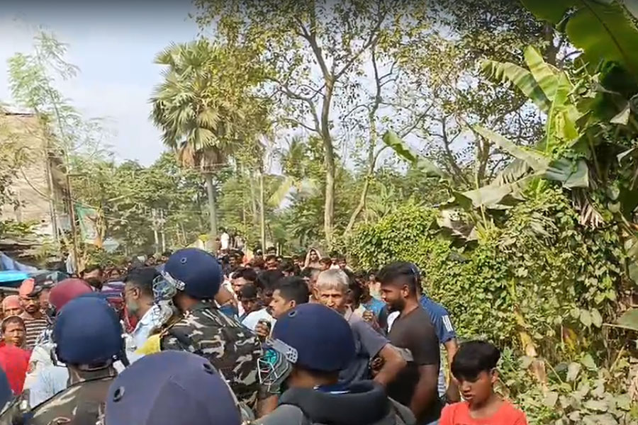 কল্যাণীতে ‘আর্বজনা ফেলা’ নিয়ে জনতা-পুলিশের খণ্ডযুদ্ধ! আটক বিজেপি বিধায়ক-সহ ৯