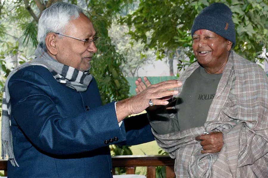 ‘মানুষের পায়ে ধরাই ওর স্বভাব’, বিজেপি নেতাকে প্রণামে নীতীশকে কটাক্ষ লালুর