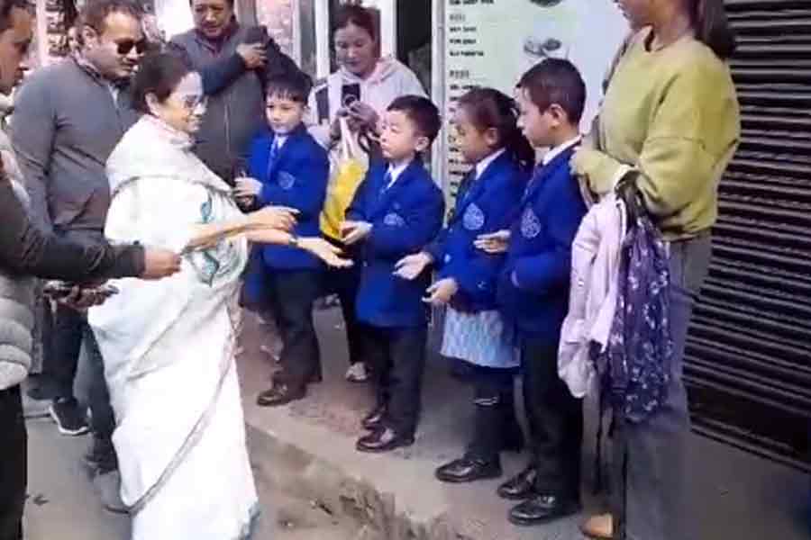 দার্জিলিং ম্যালের পথে জনসংযোগে মমতা, খুদেদের উপহার দিলেন চকোলেট