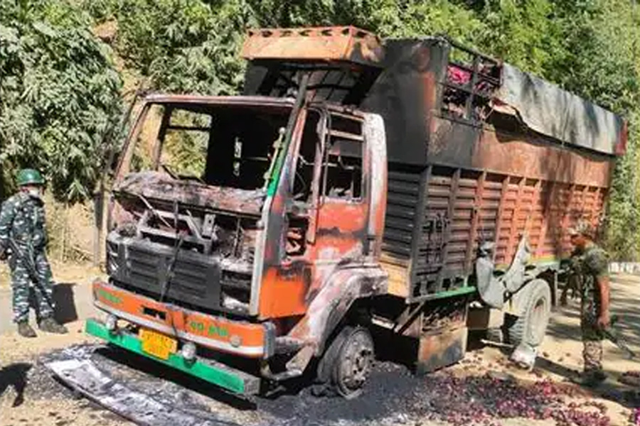 মণিপুরে অত্যাবশ্যকীয় পণ্যের ট্রাকে আগুন, অভিযোগ উঠছে সশস্ত্র কুকিদের বিরুদ্ধে