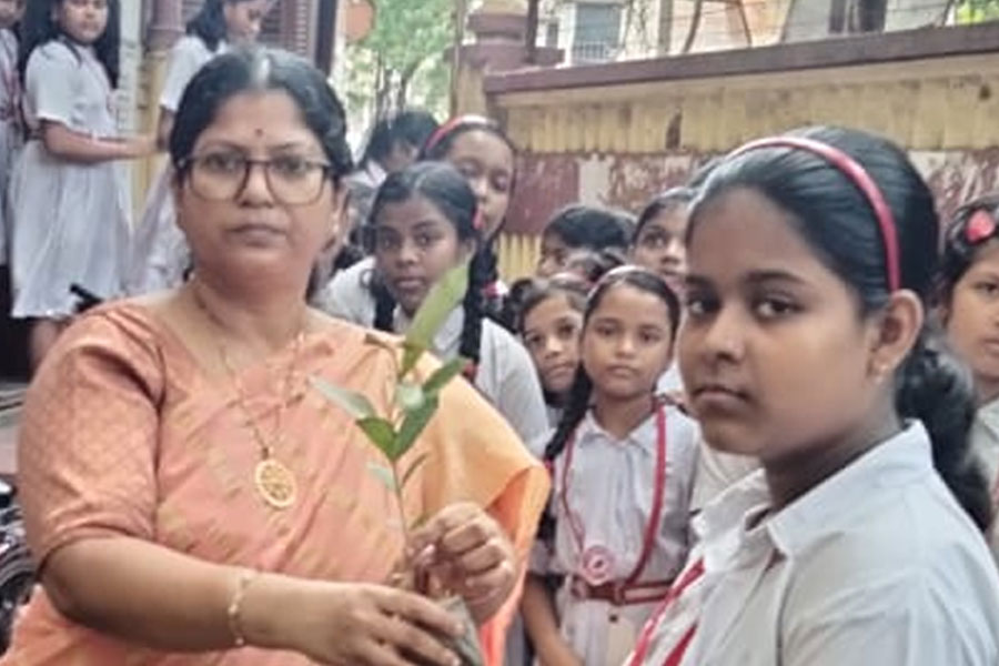 আর জি কর কাণ্ডে গর্জে উঠেছিলেন, এবার বাংলাদেশ ইস্যুতে পথে নামছেন প্রধান শিক্ষিকা মোনালিসা
