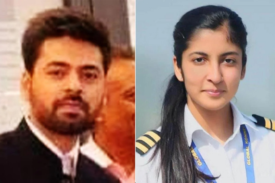 নিরামিষ খেতে বাধ্য করেন প্রেমিক, ব্ল্যাকমেলেরও অভিযোগ, তরুণী পাইলট কি খুন হয়েছেন?