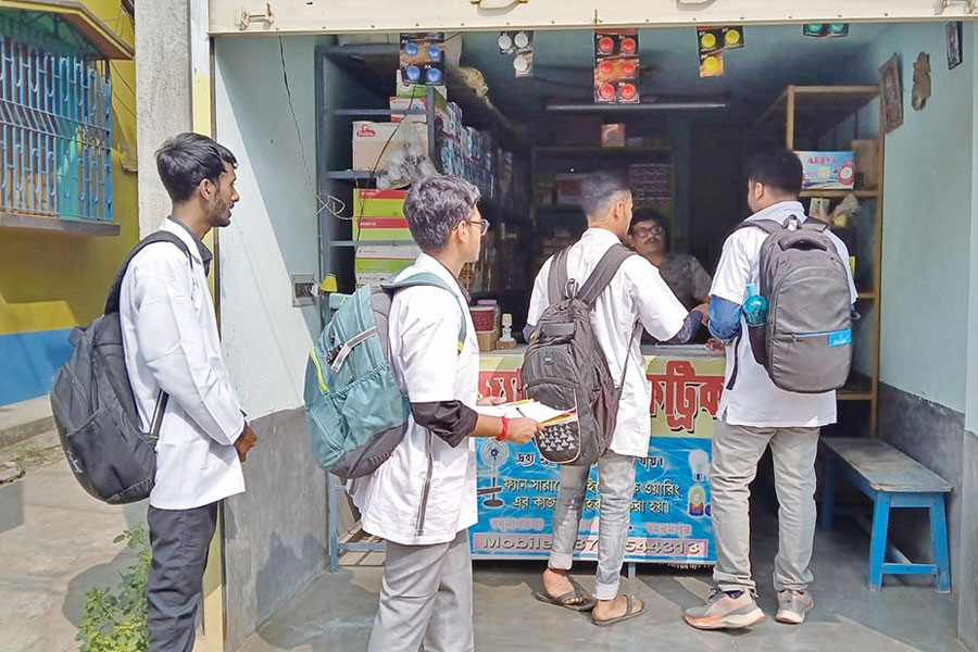 একজনের অধীনে তিন পরিবার, চিকিৎসা দিতে গ্রাম ‘দত্তক’ বহরমপুর মেডিক্যালের পড়ুয়াদের