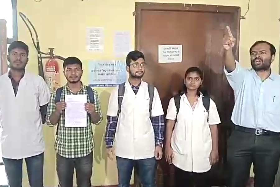 আদালতের রায়ের পরও সাসপেন্ডেড ছাত্রদের ক্লাস করাতে আপত্তি তুলে বিক্ষোভ উত্তরবঙ্গ মেডিক্যালে!