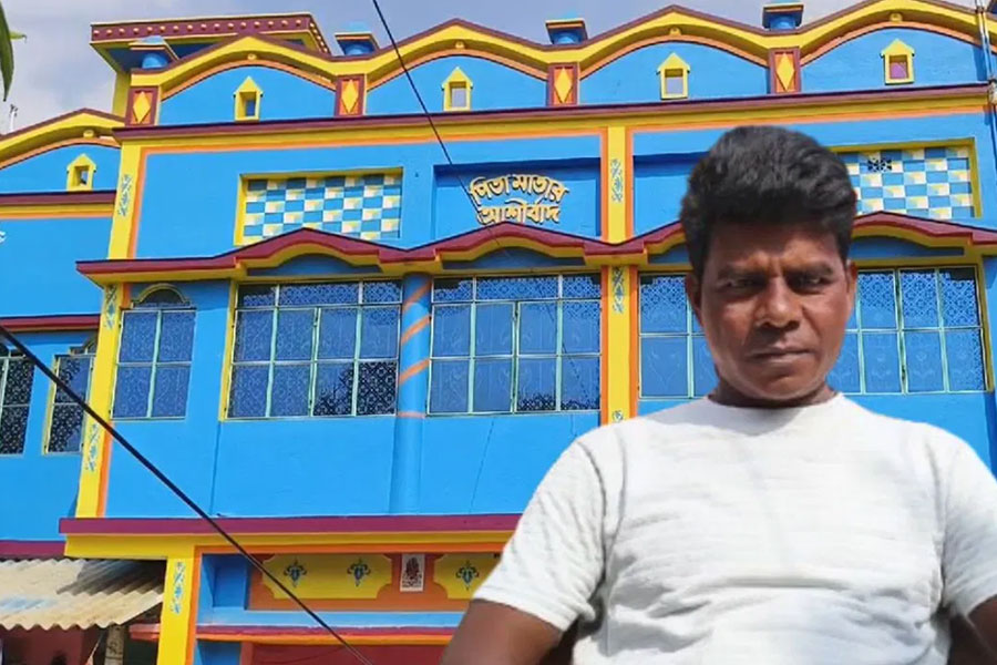 দোতলা বাড়ি থাকতেও নাম আবাসের তালিকায়! ‘বাড়ি চাই না’, বিডিওকে চিঠি তৃণমূল কর্মীর