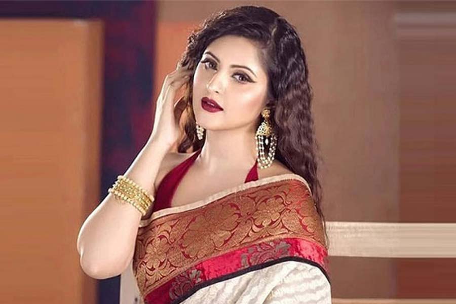 হাতের উপর হাত… পরীমণির জীবনে ফের এল প্রেম! নতুন প্রেমিক কে?