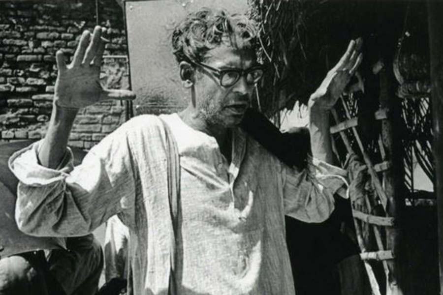 ঋত্বিকের রাজশাহীর বাড়ি গুঁড়িয়ে দিয়েছে নতুন বাংলাদেশ! মহাপরিচালকের দেশভাগের যন্ত্রণাকেই চরম স্বীকৃতি?