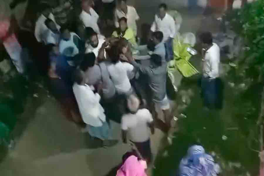 পাকাবাড়ি থাকা সত্ত্বেও আবাসের তালিকায় তৃণমূল কর্মী-সমর্থকদের নাম! প্রতিবাদ করতেই হাতাহাতি